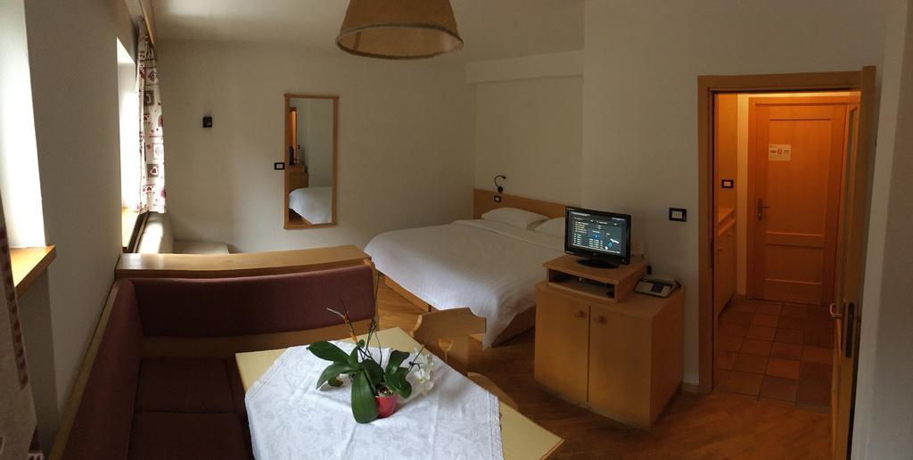 Bed & Breakfast Garni Tobia Campitello di Fassa Bagian luar foto